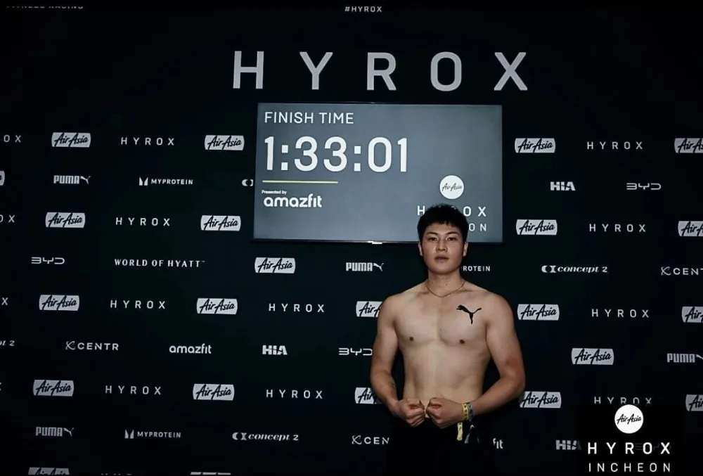HYROX INCHEONのフィニッシュボード(FINISH TIME 1:33:01)の前に立つTaiyoさん